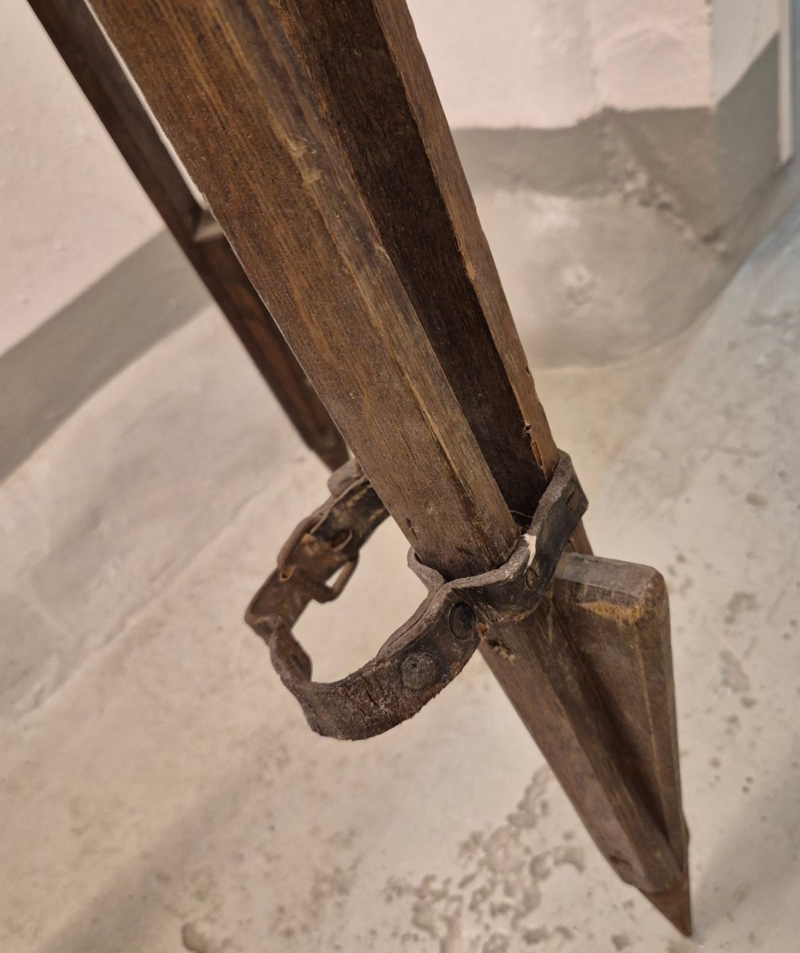 Treppiedi & Teste: Antikes Stativ als Lampenfuss – Usato da Luzern venduto da Louis-XVI 7