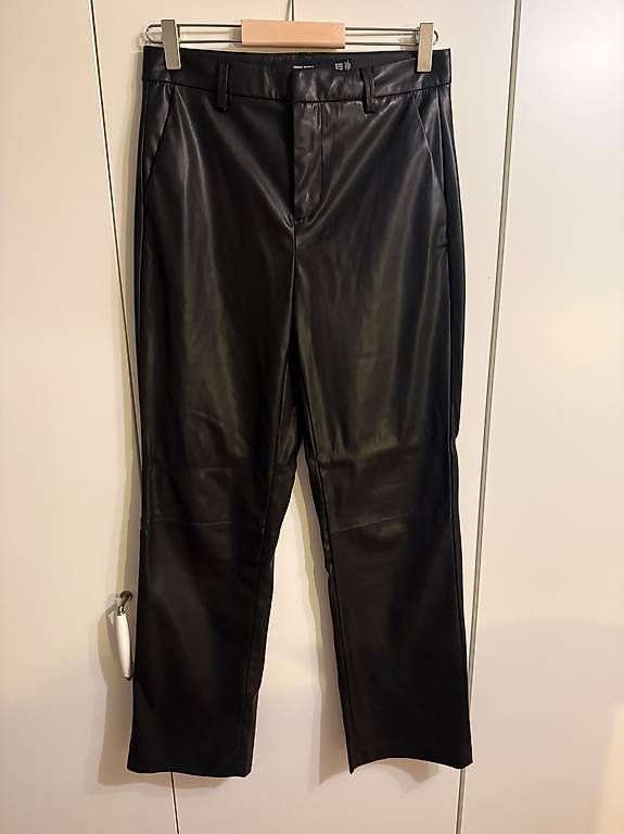 Hosen: SCHWARZE KUNSTLEDERHOSE – Neu und originalverpackt aus Niederhelfenschwil von Mileko