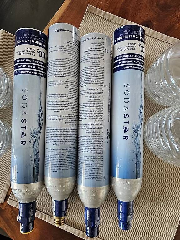 Elettrodomestici da cucina: SodaStream mit 4 Glaskaraffen & CO2-Zylindern  – Usato da Au ZH venduto da PaintingAuction 1