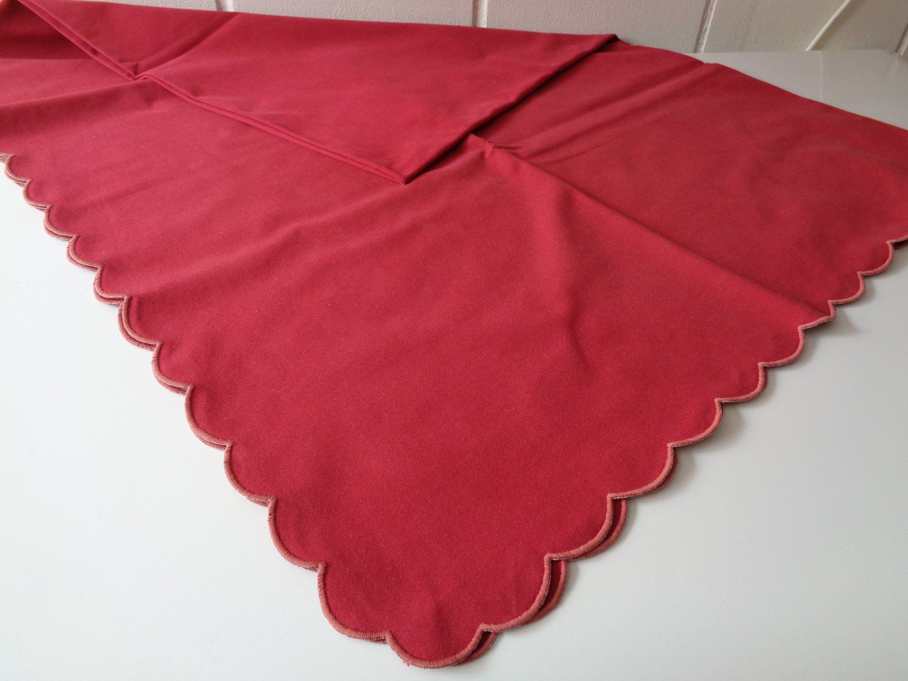 Sonstige Tischwäsche: Tischtuch rot, 135 x 163 cm, B'wolle/Polyester – Gebraucht aus Wiesendangen von Gullfoss 1