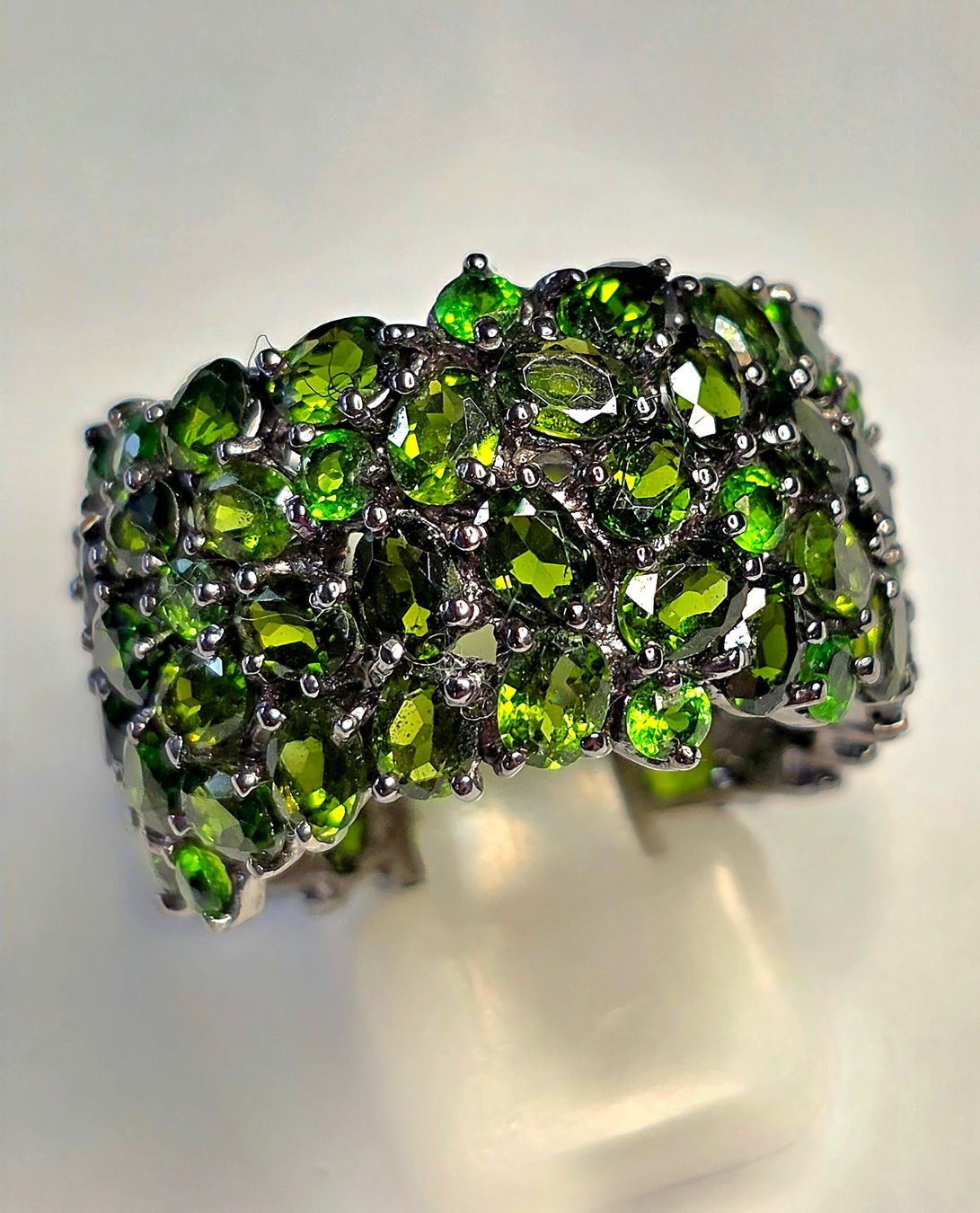 Bagues: Eternity Ring mit sattgrünen Edelsteinen – Neuf (Voir description) à Zürich par adriben 8