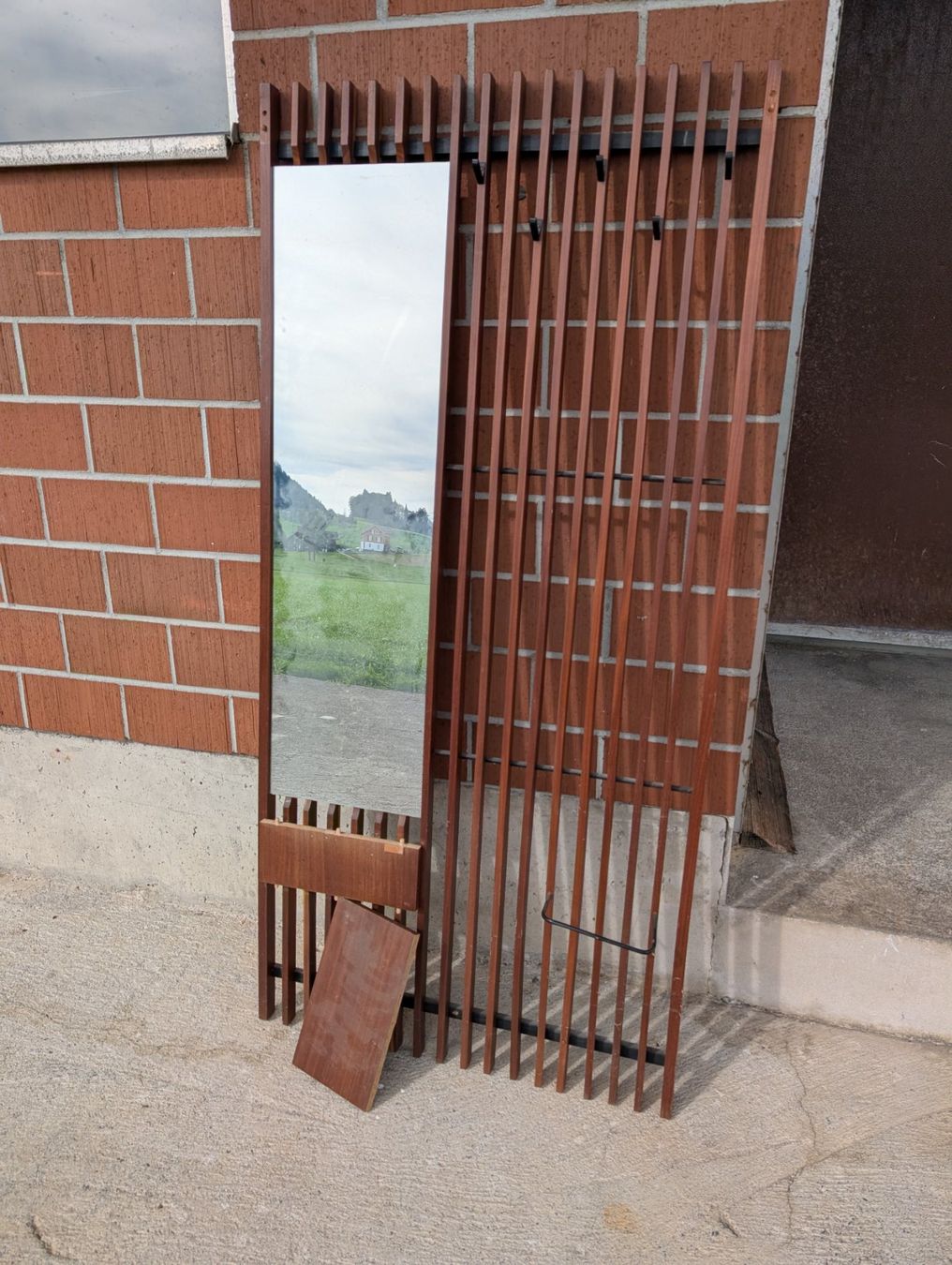Garderobe: Alte Garderobe zum aufbereiten – Defekt aus Rotkreuz von CRLNSC
