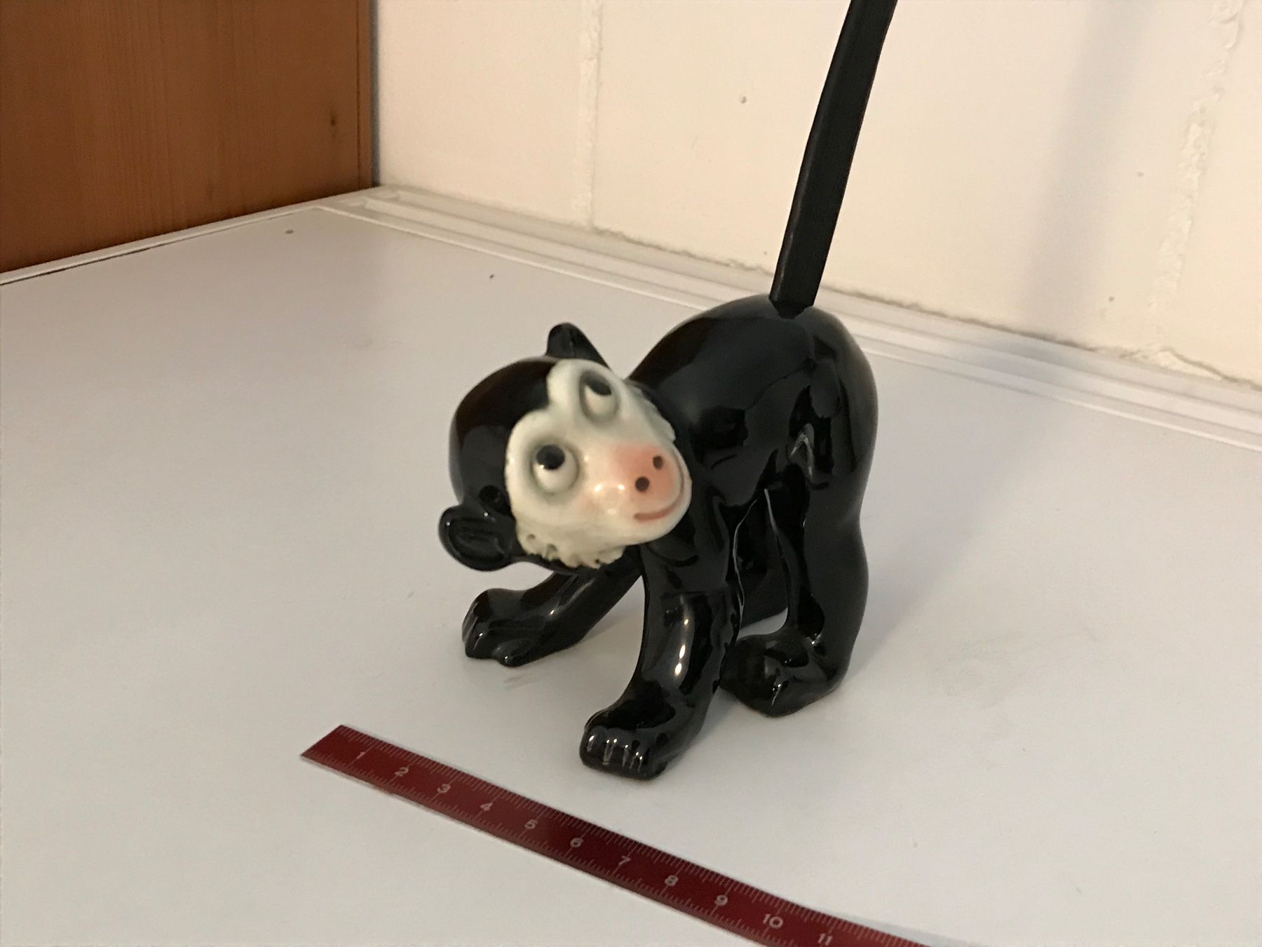 Statuette: Brezelaffe aus Porzellan – Usato da Füllinsdorf venduto da unda2