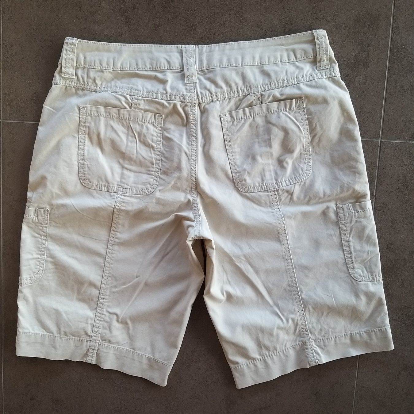 Pantaloni: Bermuda femme, beige clair – Usato da Onnens VD venduto da Bleuet06 1