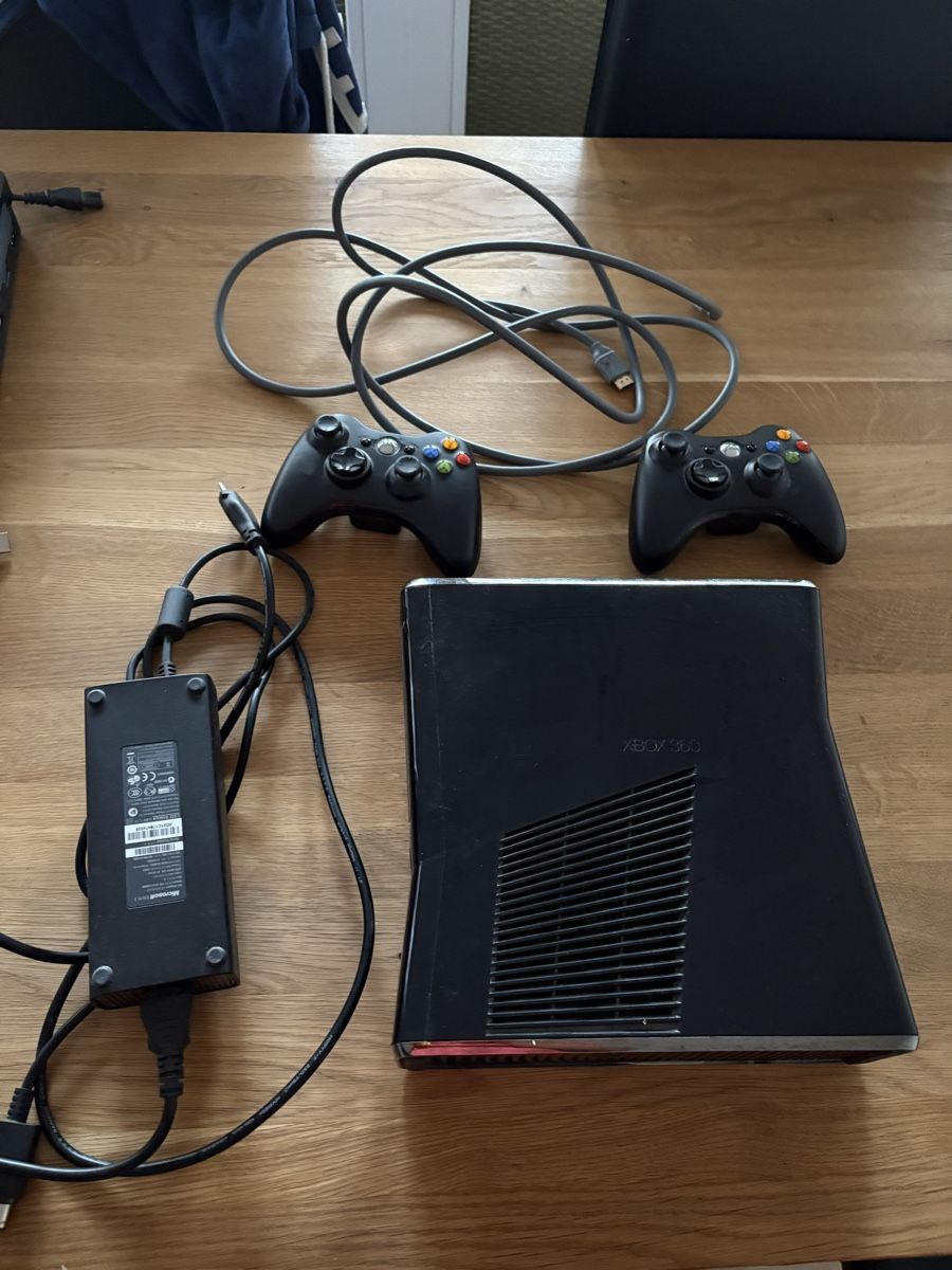 Microsoft Console: Xbox 360 Slim + 2 Controller + HDMI + viele Games – Usato da Aarau venduto da ruedinho