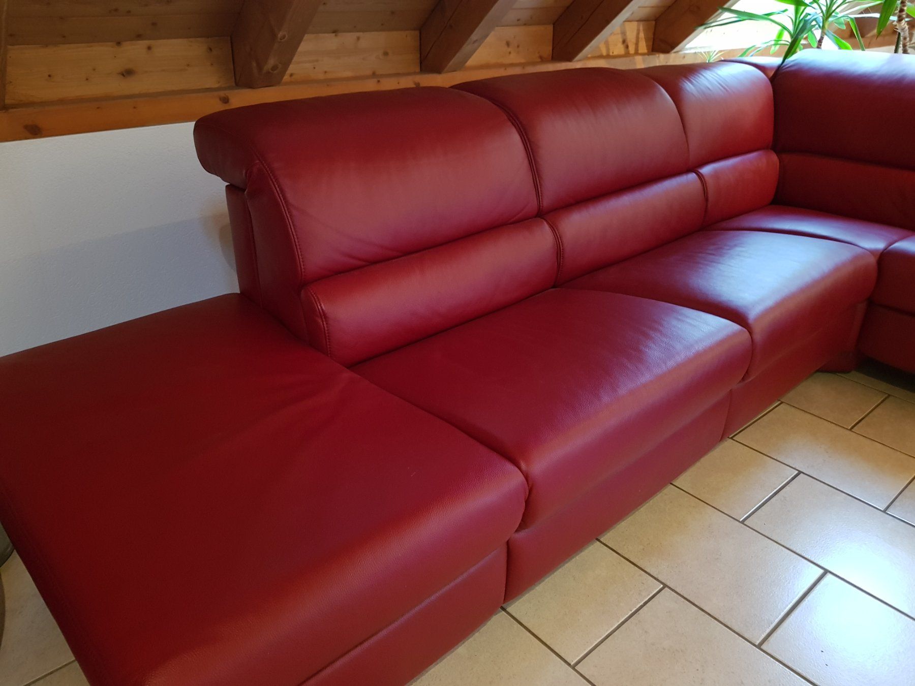 Sofas: Hochwertiges dunkelrotes Leder Ecksofa, verstellbare Teile – Gebraucht aus Turbenthal von viw_48fr 1