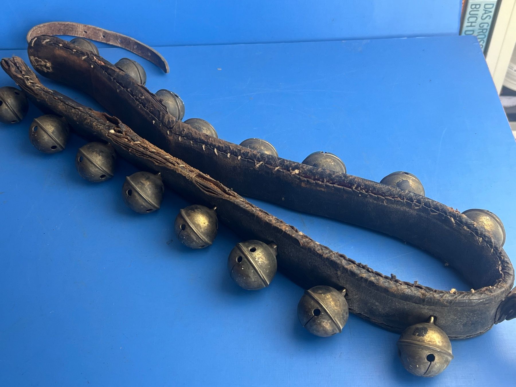 Campanacci mucche: Antikes Pferde Geläut mit 16 Schellen ca. 4 cm. – Usato da Unterengstringen venduto da Gustav03 3