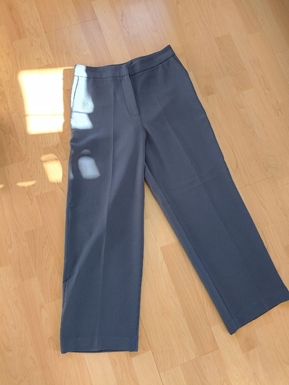 Pantaloni: Wunderschöne Stoffhose in der Farbe Taubenblau – Usato da Adliswil venduto da Vimovi