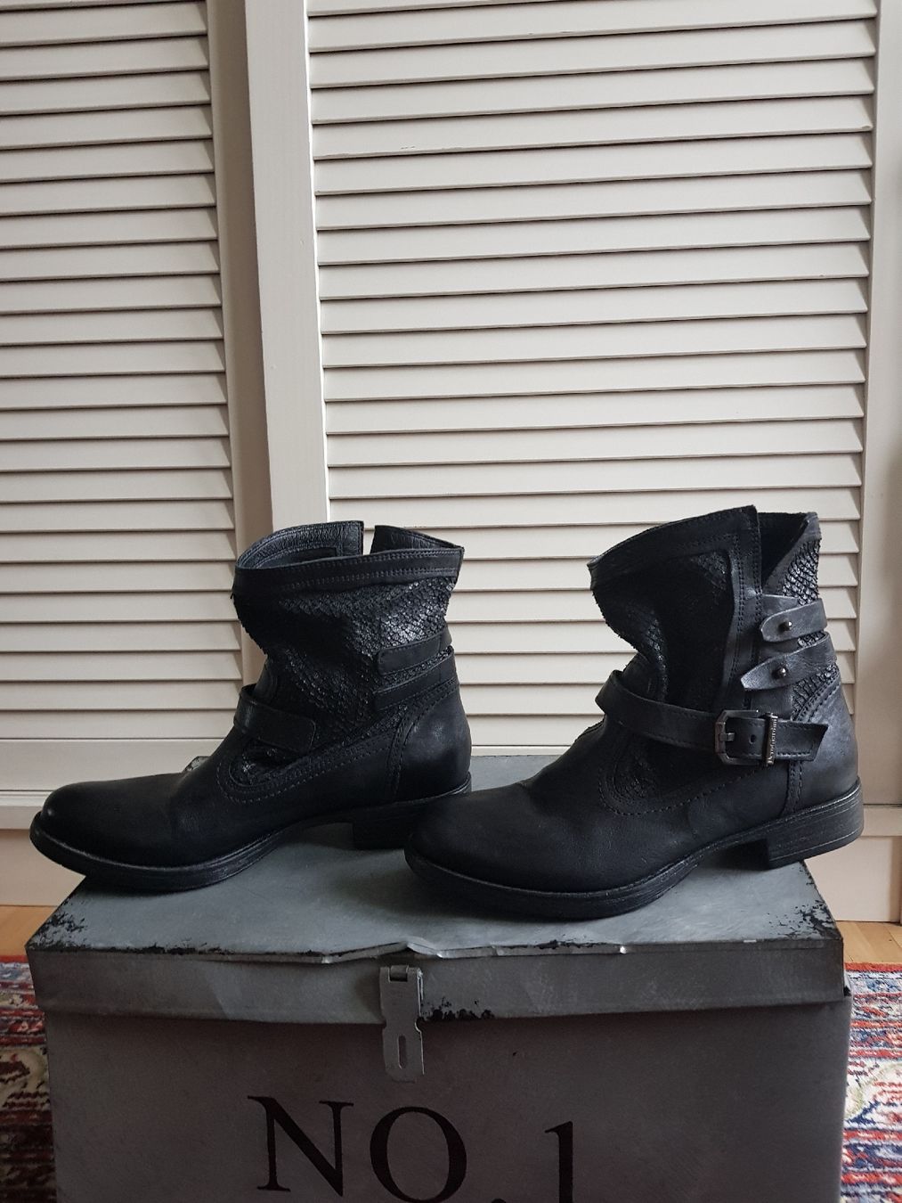 Scarpe da donna: Nerogiardini boots neuves cuir noire.Taille 37 – Nuovo (secondo la descrizione) da Lausanne venduto da man_rw9q 1