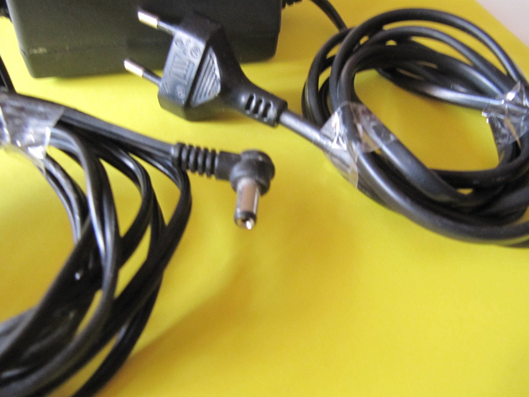 Unità & Adattatore: AC- ADAPTER  220V / 50 HZ  NEW-FA – Usato da Basel venduto da Kuba2 2