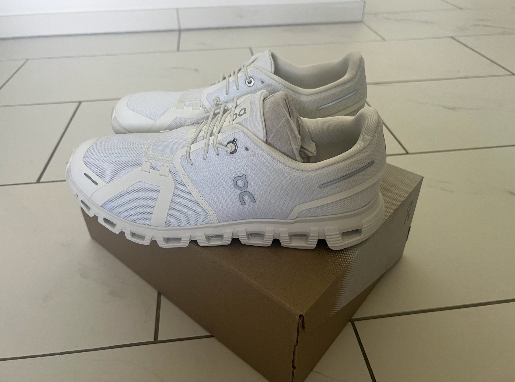 On Chaussures hommes: On Cloud 6 - Weiss 42.5 Herren Sneaker – Neuf avec emballage d'origine à Rüfenacht BE par RnR98 1