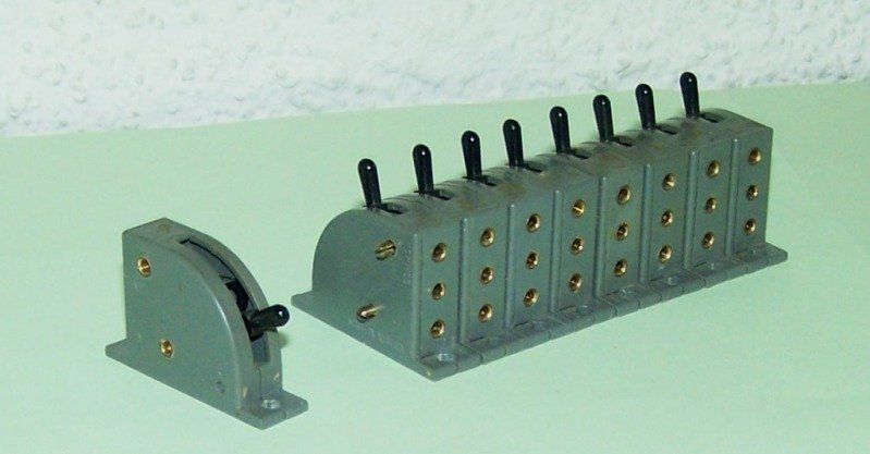 Kleinbahn Modellini di ferrovie: Kleinbahn H0 682 Ein- / Ausschalter Common, grau, Stückpreis – Usato da Brüttisellen venduto da Rentner44zh