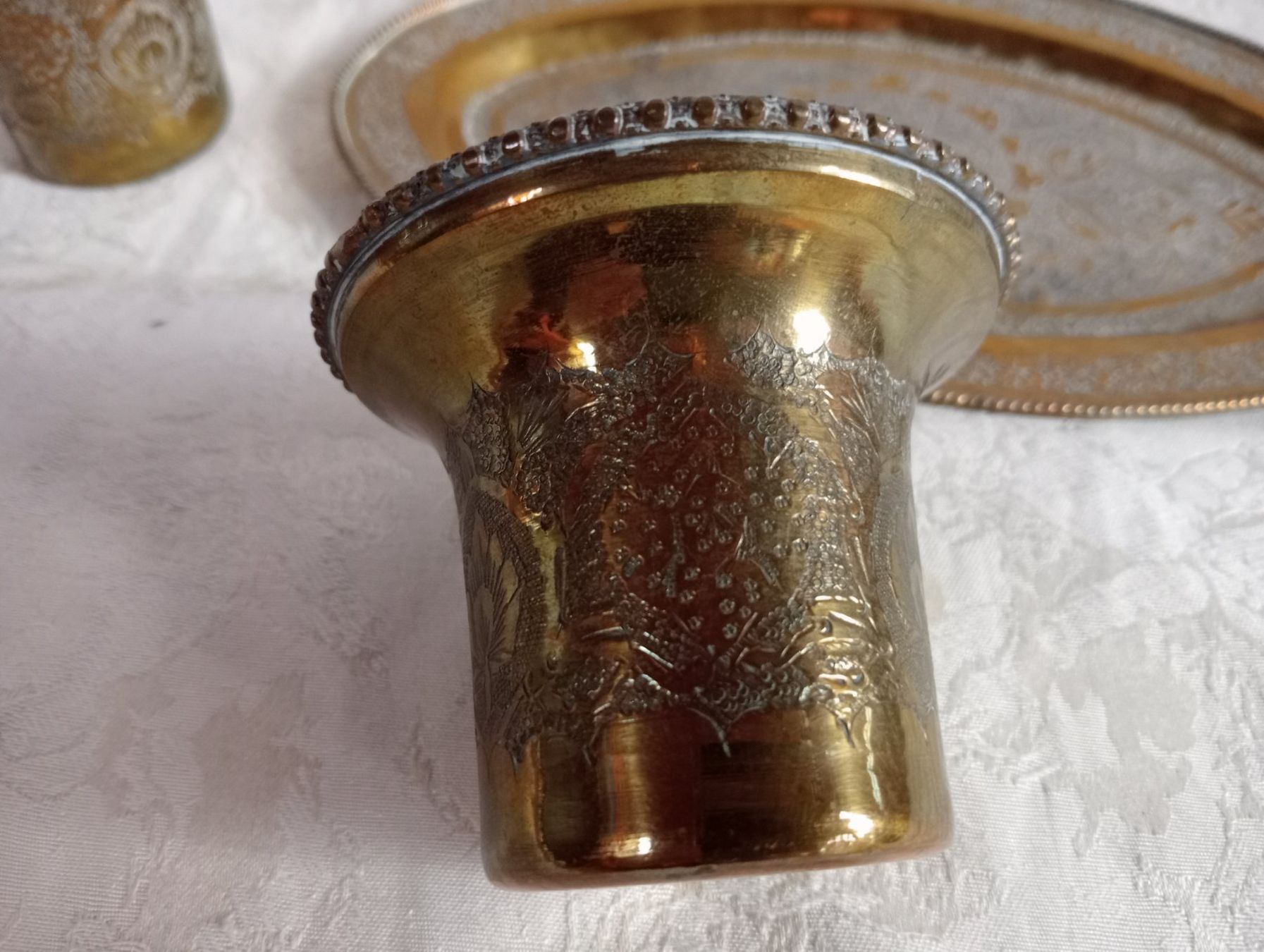 Piatti di portata: Vintage Messing Tablett mit  Becher orientalisch Handarbeit – Usato da Oberdorf BL venduto da Barocki888 7