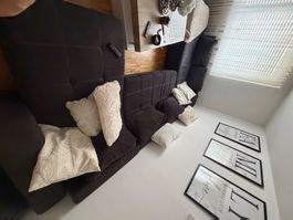 Gemütliches Ecksofa mit vielen Kissen, dunkelgrau, TOP Zu...