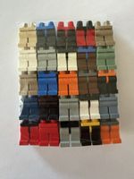 25 Stück Mix Beine Lego Figuren/ Ersatzteile.