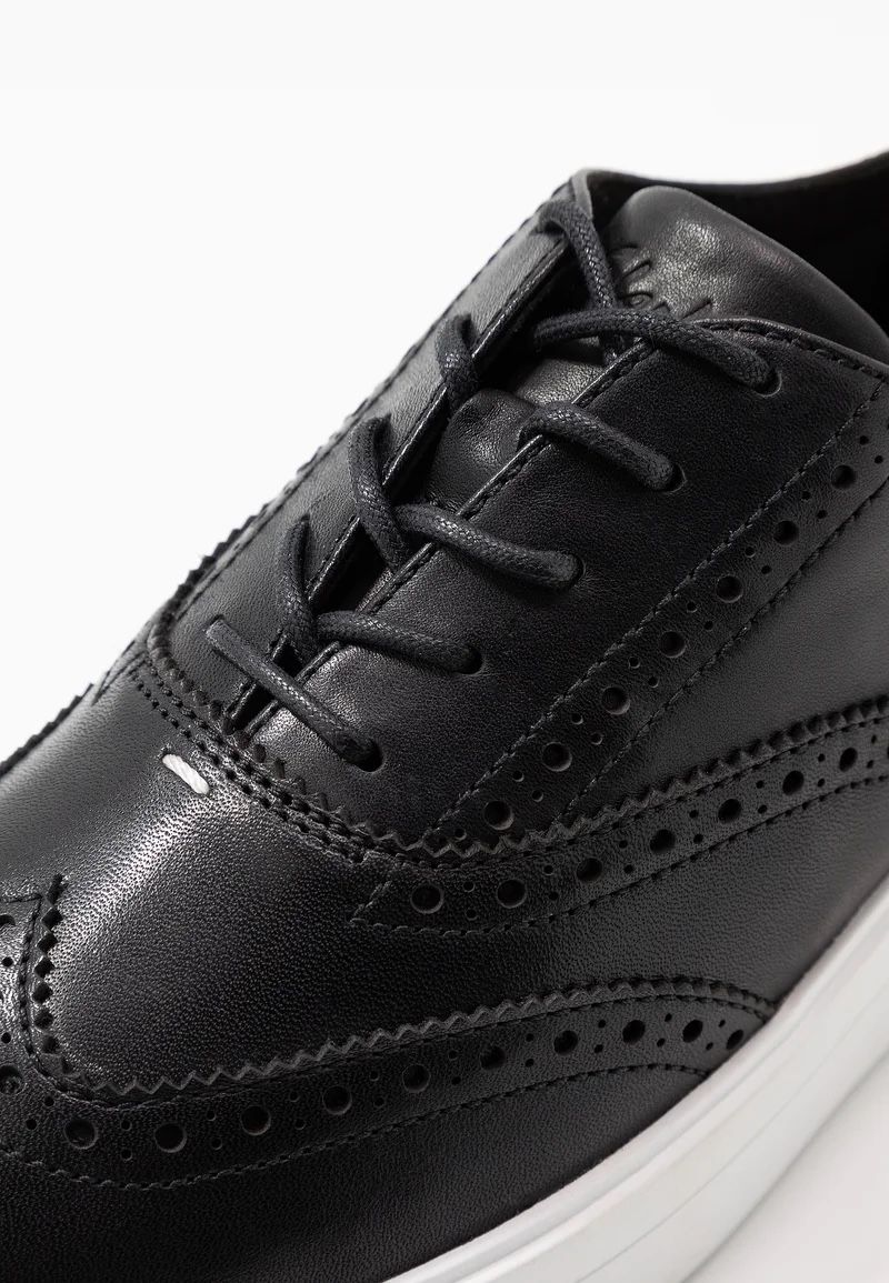 Clarks Scarpe da donna: Clarks Leder Derby / Sneaker 39 – Usato da Liebefeld venduto da Lalyle 2