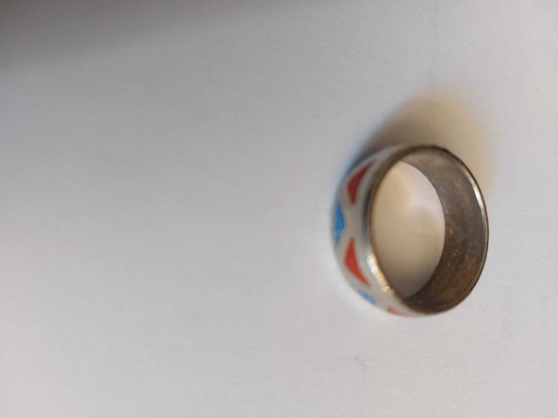 Anelli: Silberfarbener Ring mit buntem Muster, Grösse 18 mm – Nuovo e nell'imballaggio originale da St. Gallen venduto da kamel27 2