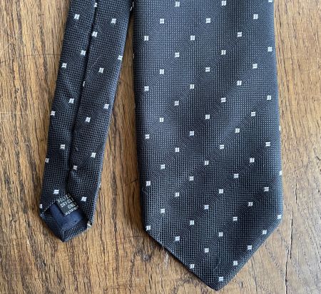 Krawatte, schwarz mit weisser Musterung, von Gatsby