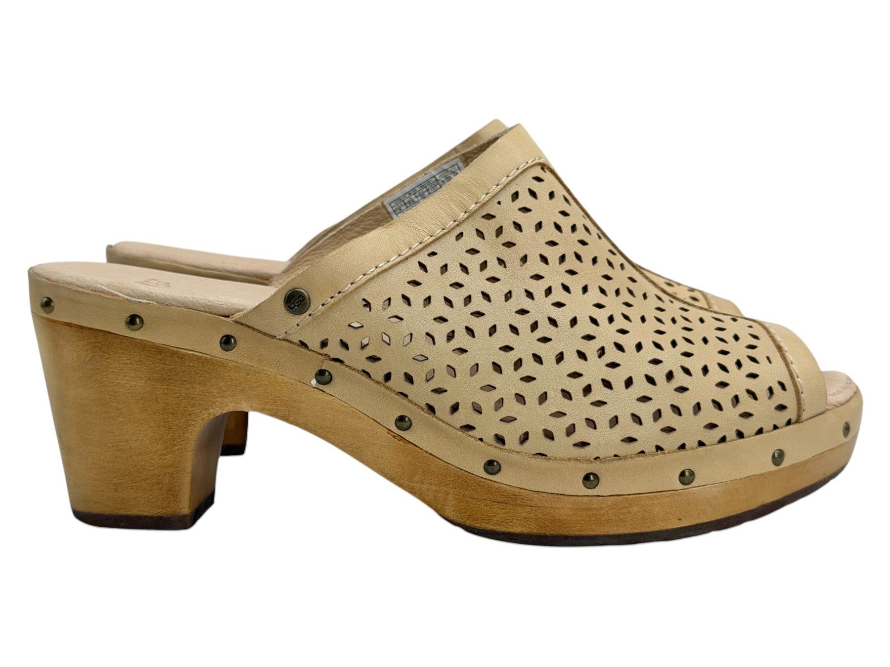 Ugg Damenschuhe: Sabots UGG beige cuir perforé. Pointure 39 – Gebraucht aus Cossonay-Ville von PatineDuTemps 5