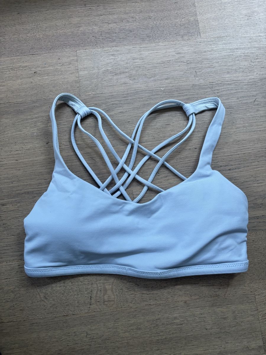 Lululemon Tops: Sport BH Lululemon hellblau Grösse 4 – D'occasion à Rüschlikon par abo66