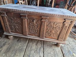 Coffre ancien en bois sculpté / HB 1722