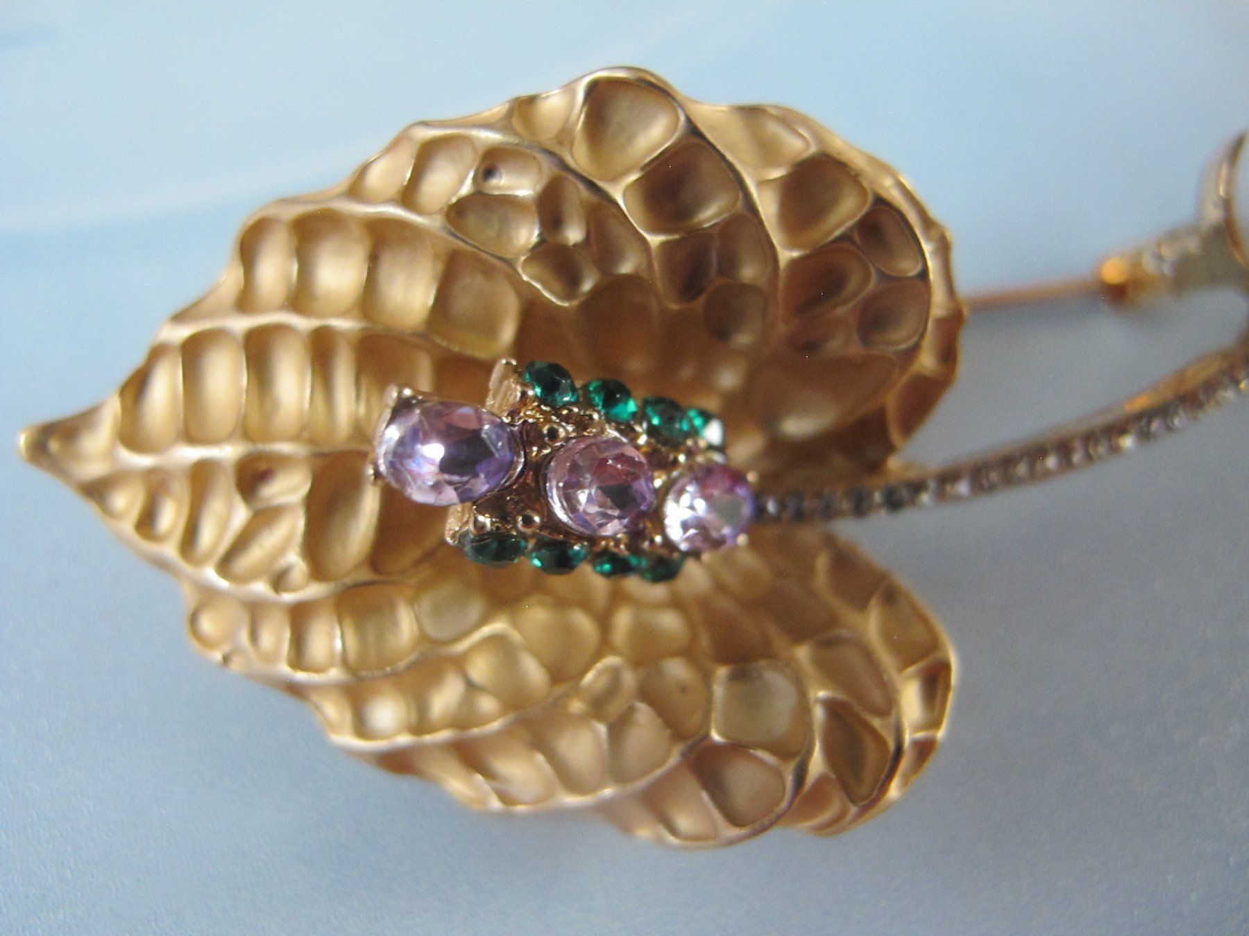 Broches & Aiguilles: Goldfarbene Brosche mit Perle, Blattform, Vintage Stil – Neuf (Voir description) à Löhningen par Chimae67 3