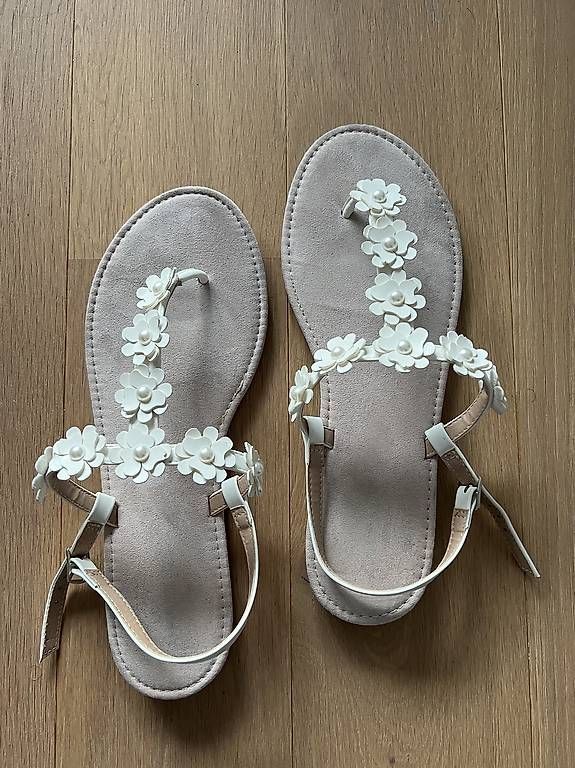 Scarpe da donna: Riemchensandalen weiss – Usato da Birsfelden venduto da Birsfelden_giveaway