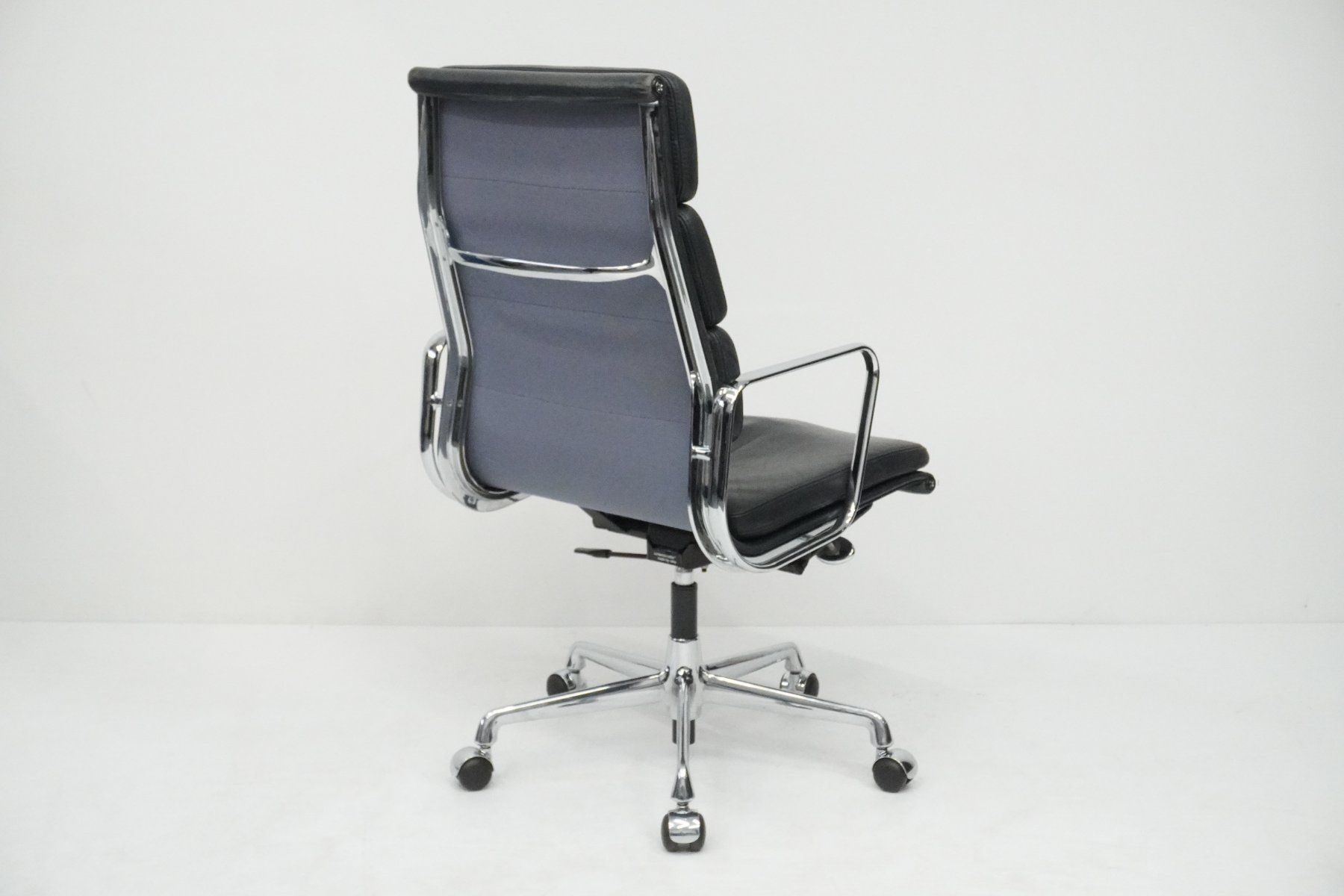 Vitra Sedie: Vitra Eames Soft Pad EA219 dunkelblau 1984 Designklassiker – Usato da Bad Zurzach venduto da QLASSIQ 4