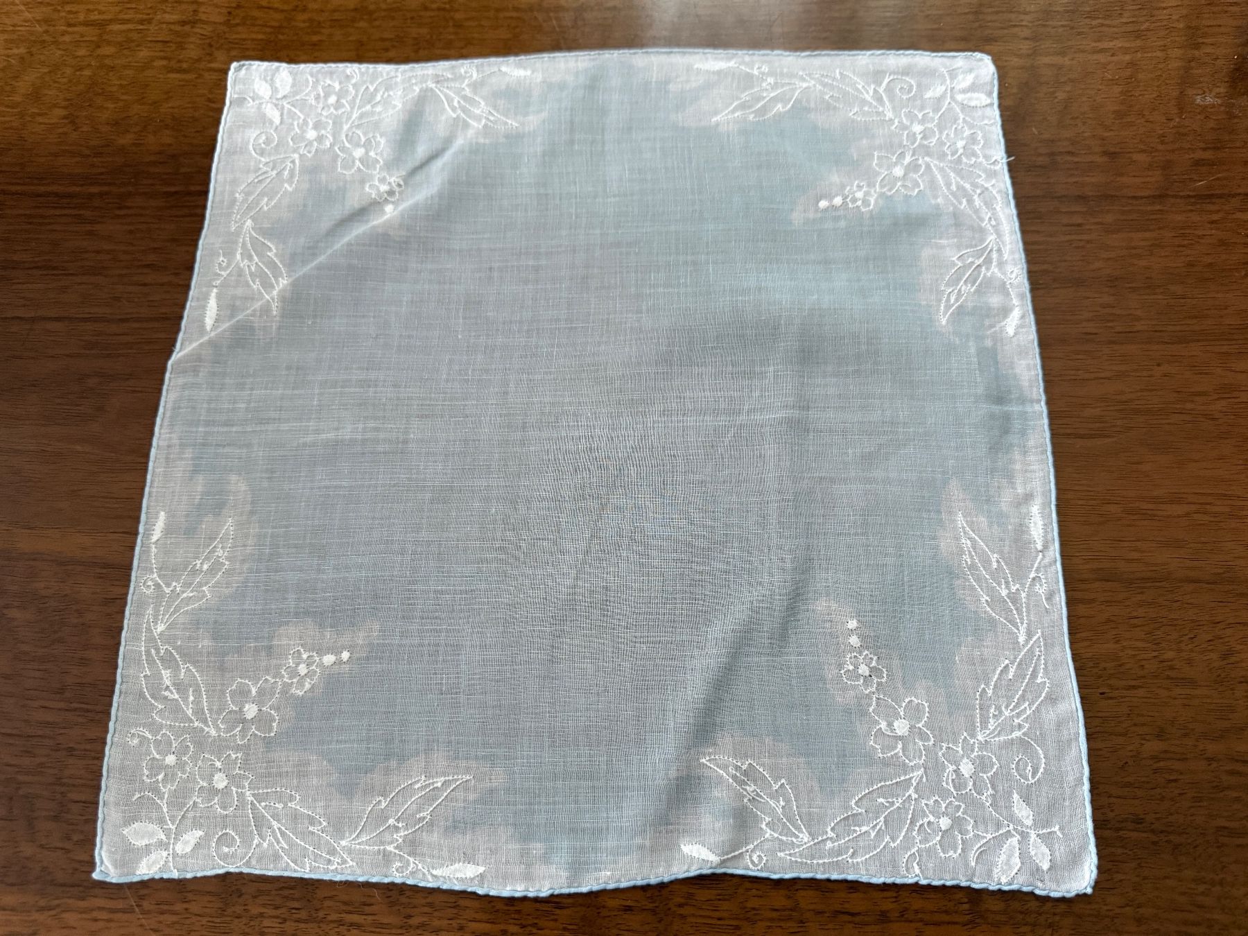 Altro in  Abbigliamento & Accessori: Taschentuch mit Blumenstickerei hellblau/weiss – Usato da Erstfeld venduto da Mario_boe0 1