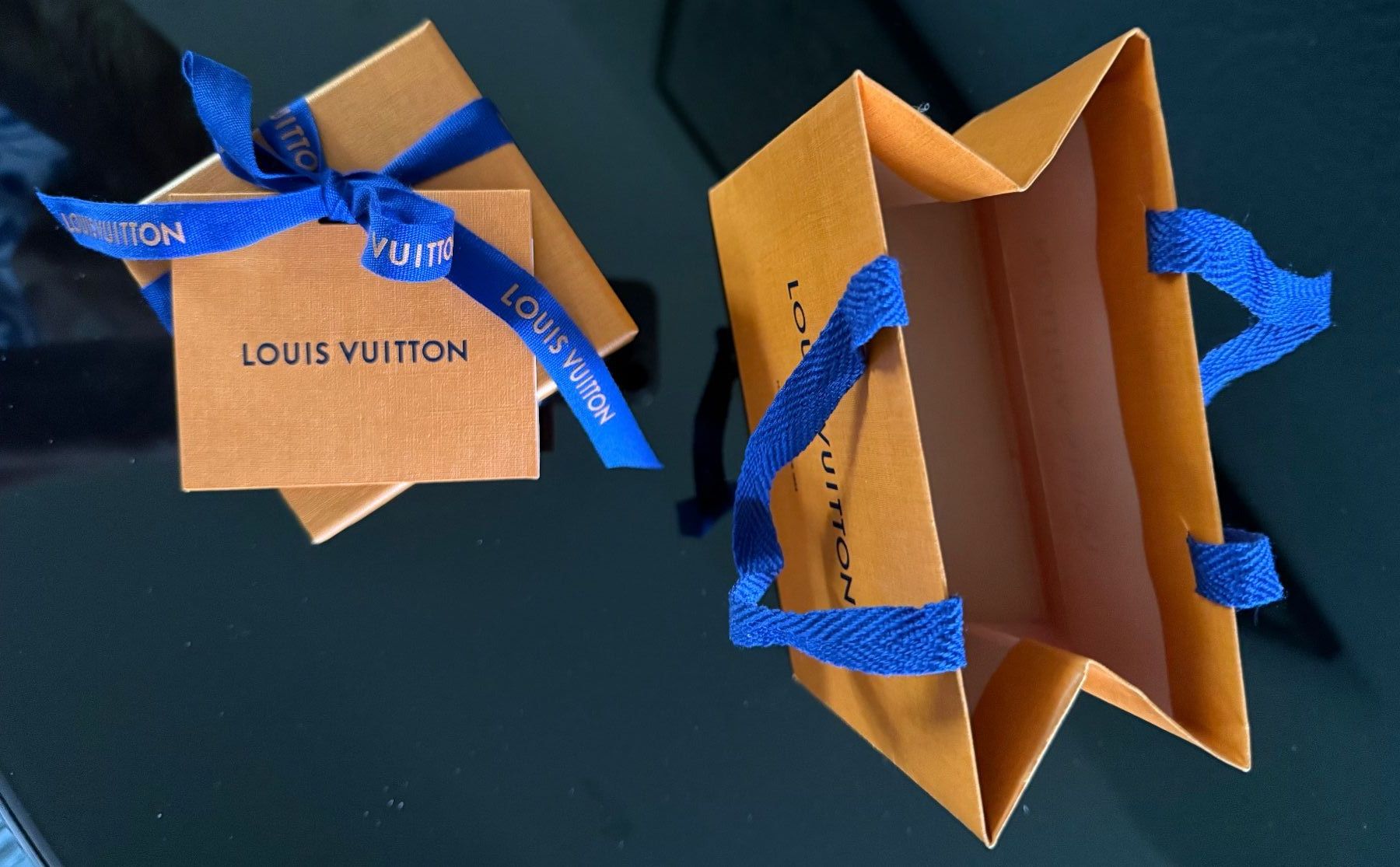 Louis Vuitton Profumi & Eau de Toilette: LOUIS VUITTON - Parfums - Box - Tasche – Nuovo e nell'imballaggio originale da St. Gallen venduto da aracne 2