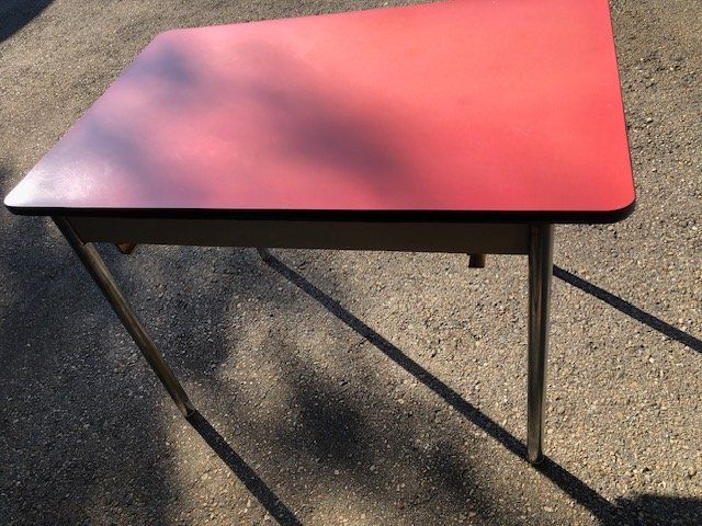 Tische: Ancienne table vintage formica rouge – Gebraucht aus Chézard St Martin von schmitt 4