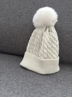 Bonnet d'hiver chaud et élégant avec pompon.