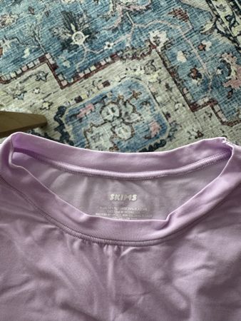 Rosa/lilac skims top
