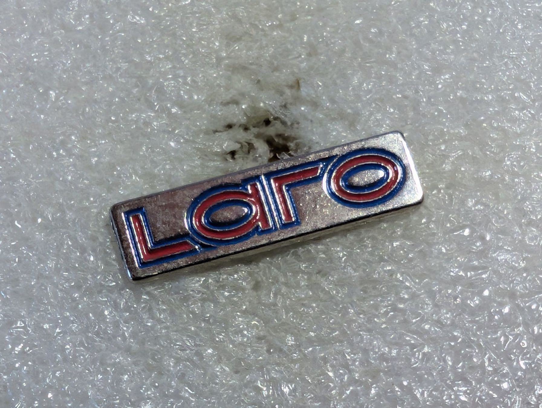 Placchette & Badge: Ansteckpin 191: Laro – Usato da Oppligen venduto da Pin-Fall-Shop