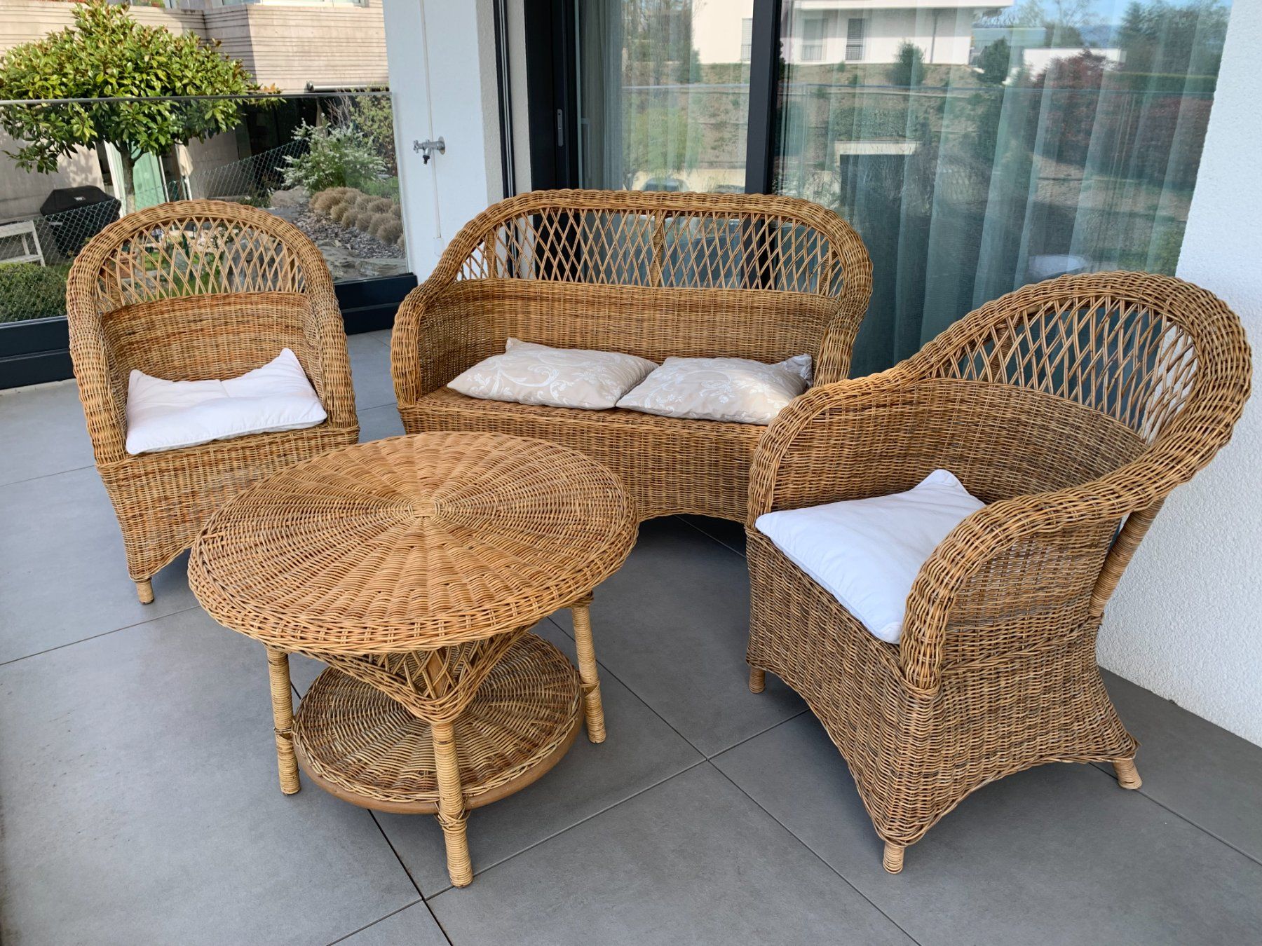 Tischset: Echt Rattan Sitzmöbel mit Tisch – Gebraucht aus Fribourg von