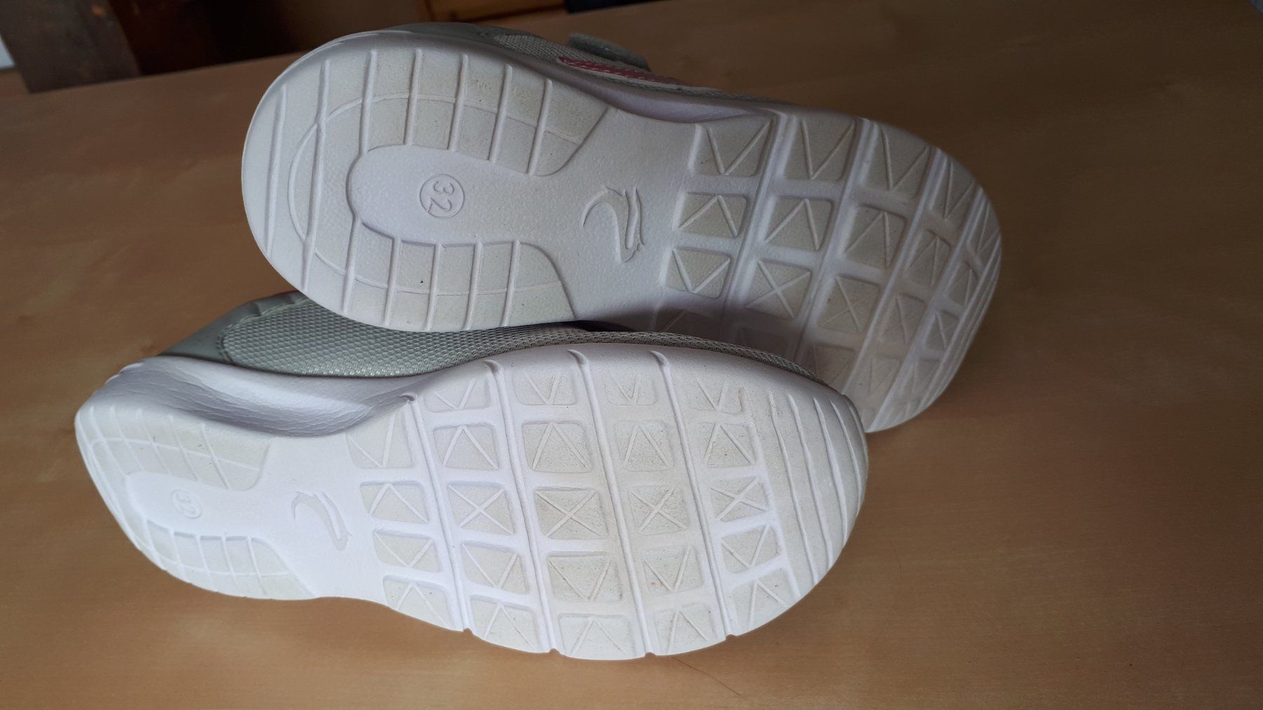 Scarpe per ragazzi: Hallenschuhe Gr 32 – Usato da Steg im Tösstal venduto da martinkreisl 2