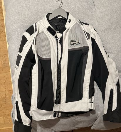 Motorradjacke Richa Größe M, ideal für die Zwischensaison