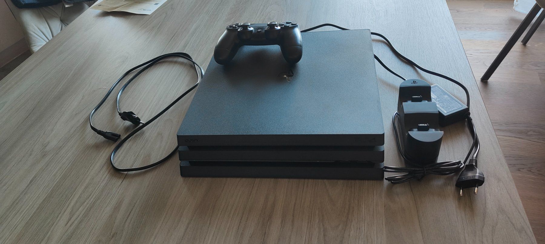 Sony Konsolen: PlayStation 4 Pro - Konsole mit Controller und Ladestation – Gebraucht aus Kloten von Dani285