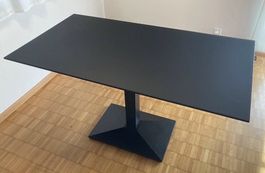 Glas-Esstisch schwarz satiniert mit Gussfuss 