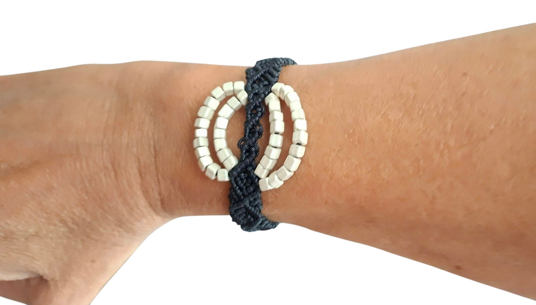 Bracciali & Braccialetti: Handgemachtes Makramee Armband mit quadratischen Perlen – Nuovo (secondo la descrizione) da Luzern venduto da Bbig 2