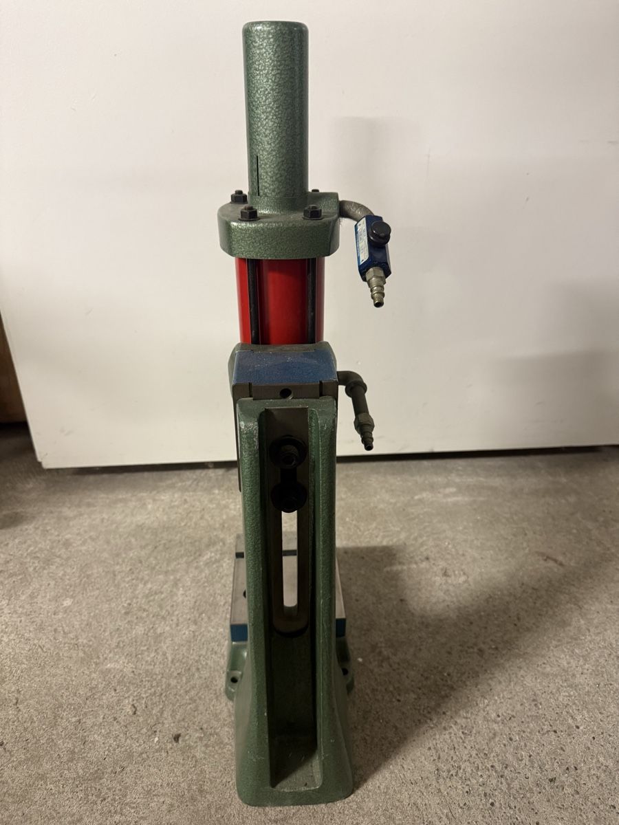 Toutes les machines: Presse pneumatik – D'occasion à Sirnach par S54Power 3