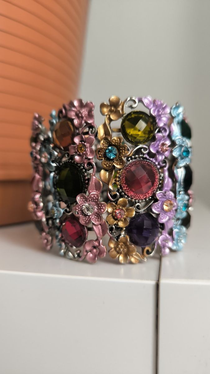 Bracelets: Bunter Blumenarmreif, elastisch – D'occasion à Seuzach par laj_p6gj 3