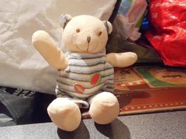 Teddy Bär beige, mit gestreiftem Overall