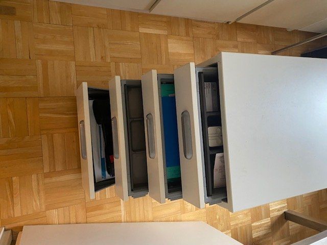 Ikea Scrivanie: Schreibtisch mit Korpus – Usato da Balzers venduto da mandro 2