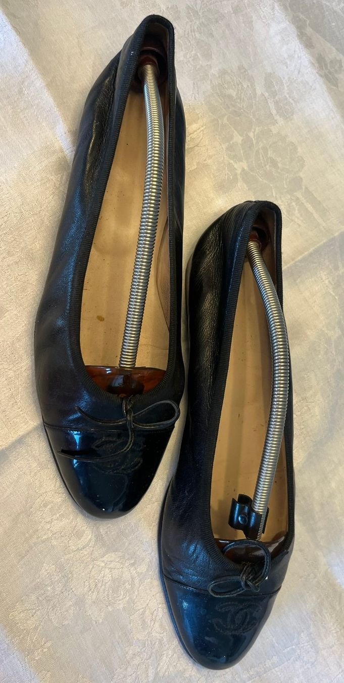 Chanel Scarpe da donna: CHANEL Classic Ballerinas Black Patent Cap – Usato da Wettswil venduto da PeterVoArosa