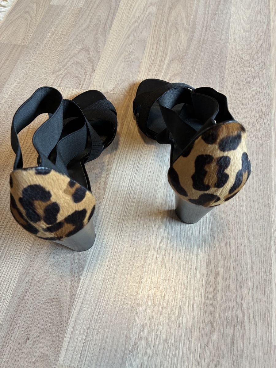 Stuart Weitzman Damenschuhe: Pumps offen aus Boutique im Leomuster – Neu (gemäss Beschreibung) aus Moleson-s-Gruyeres von Mosaikplastik