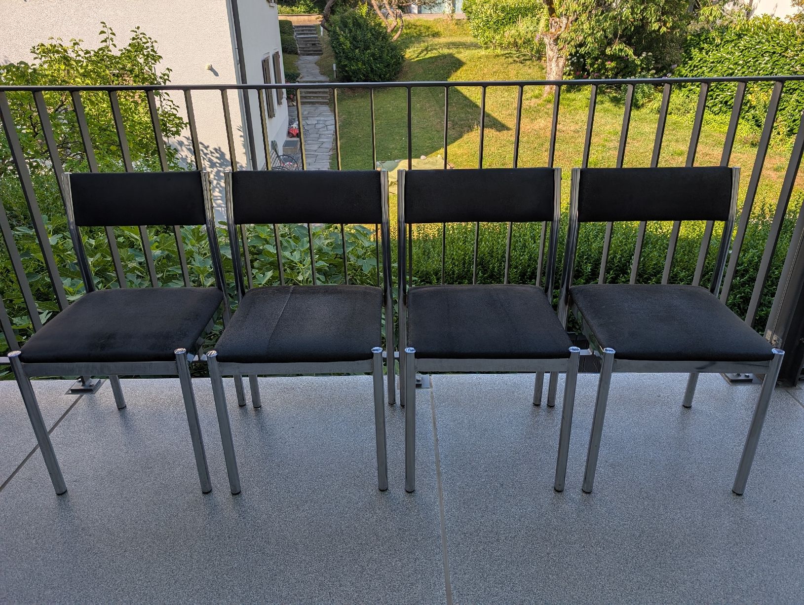 Sedie: 4 schwarze Stühle mit Chrombeinen – Usato da Zürich venduto da Zuerich_Fan