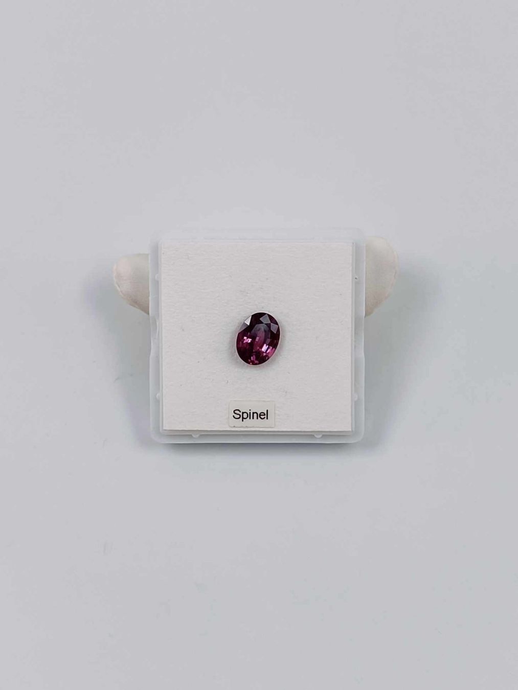 Pietre preziose: 1 VIOLETTER SPINEL 4.72 CT. – Usato da Luzern venduto da EdiGem