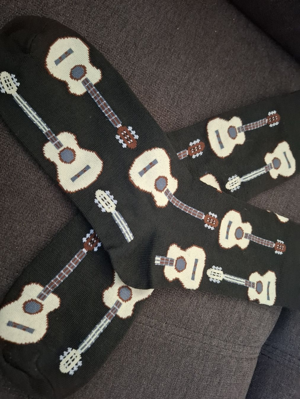 Socken: Socken mit Gitarren-Muster, neu, Grösse 36-42 – Neu und originalverpackt aus Aarberg von Happy058