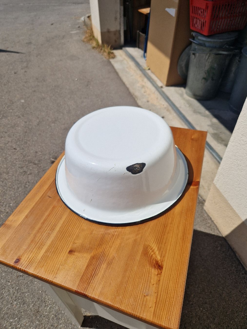 Schalen: Emaille Schüssel weiss mit schwarzem Rand 32cm Durchmesser  – Gebraucht aus Mörigen von Clio111 3